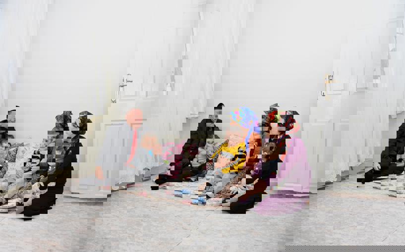 Beyoğlu, ihtiyaç sahibi öğrencilere giysi desteğinde bulundu, esnaf ve ev ziyaretleri gerçekleştirdi