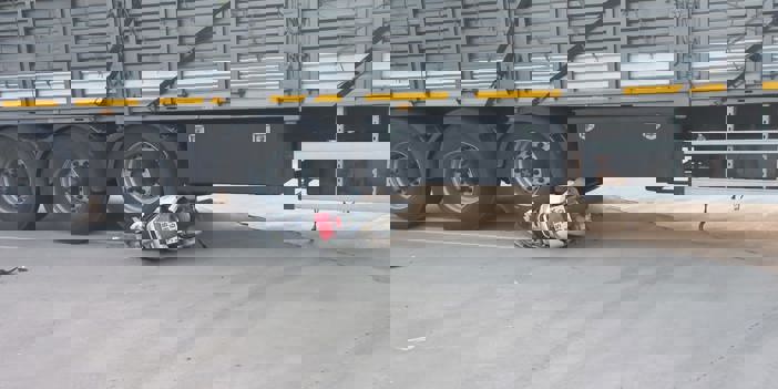 Ödemiş'te tırın altında kalan motosikletin sürücüsü yaralandı