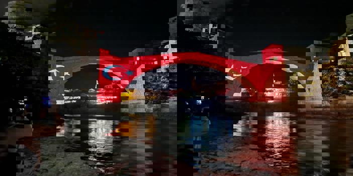 Cumhuriyet'in 100. yılında tarihi Mostar Köprüsü Türk bayrağının renklerine büründü