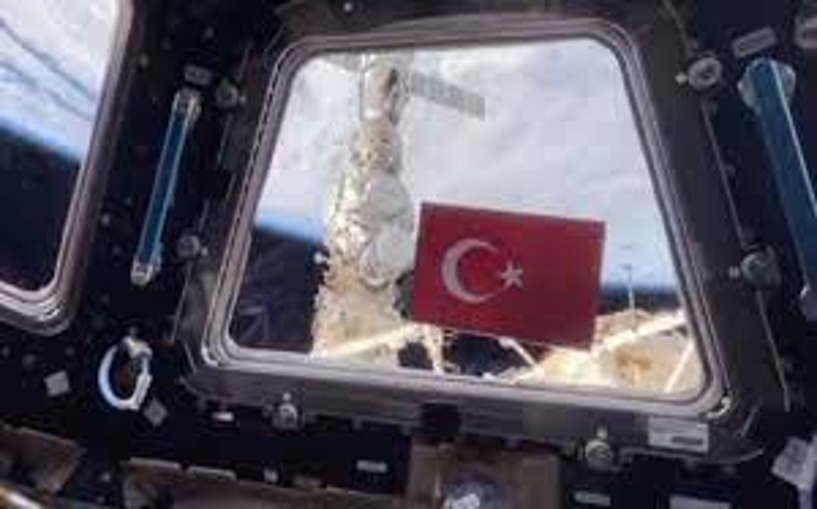 Uzayda Türk bayrağı: Rus kozmonot Cumhuriyet’in 100. yılını uzaydan kutladı