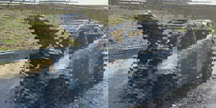 Seyir halindeki cip alev aldı kullanılamaz hale geldi