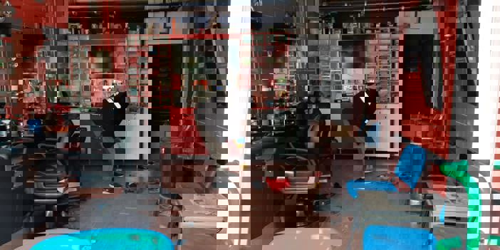 Berber müşterisi tarafından silahla yaralandı