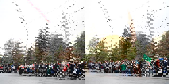 Konya'da insan zinciri oluşturan grup, İsrail'in Gazze'ye saldırılarına tepki gösterdi