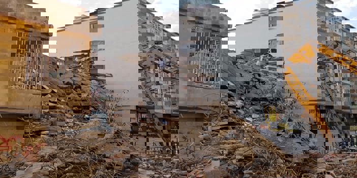 Batman'da kontrollü yıkılan binanın çökmesi sonucu yanındaki apartman hasar gördü