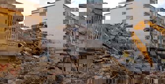 Batman'da kontrollü yıkılan binanın çökmesi sonucu yanındaki apartman hasar gördü