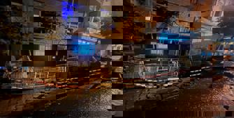 Küçükçekmece'de sağanak nedeniyle kaldırım çöktü