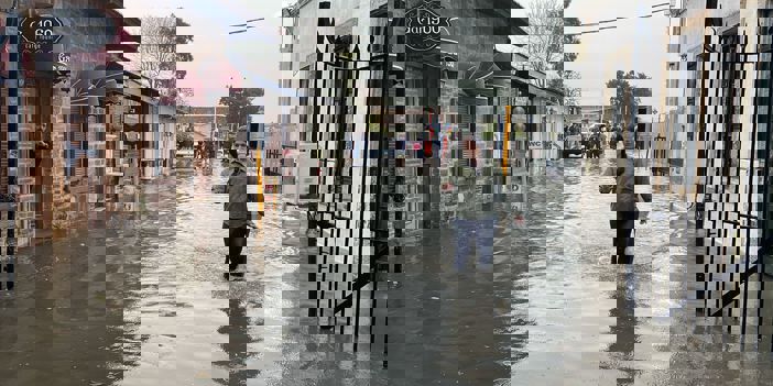 İzmir'de şiddetli sağanak ve fırtına hayatı olumsuz etkiliyor