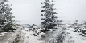 Kar yağışı Orhaneli-Bursa kara yolunda ulaşımda aksamalara neden oluyor