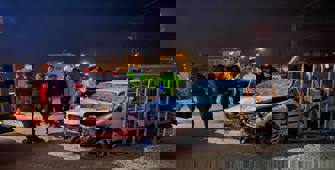 Adana'da otomobilin yayalara ve bariyere çarpması sonucu 4 kişi yaralandı