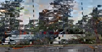 Servis otobüsünün üstüne ağaç devrildi 7 kişi yaralandı