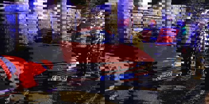 Sakarya'da beton direğe çarpan otomobilin sürücüsü hayatını kaybetti