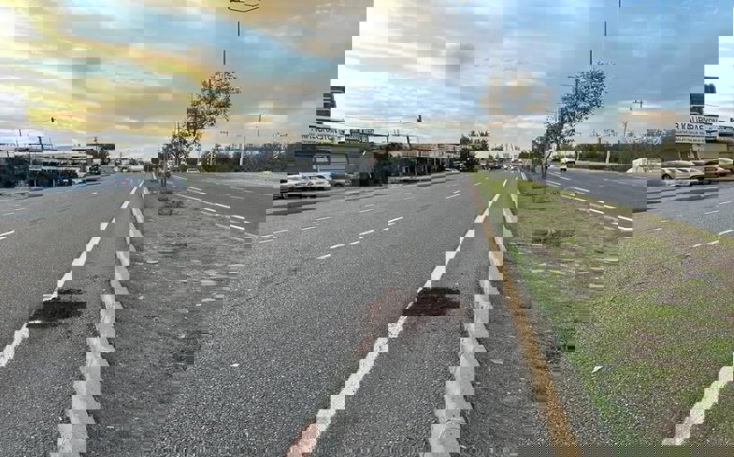 (Video) Diyarbakır’da ablasının kucağında karşıya geçen kardeşlere otomobil çarptı