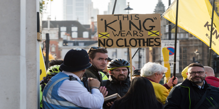 İngiltere'de Kral 3. Charles, monarşi karşıtlarının protestoları eşliğinde yeni yasama yılını açtı