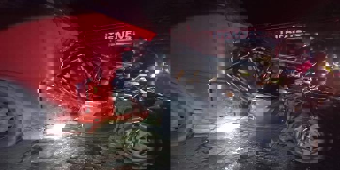 Bursa'da iki tırın arasında sıkışan otomobilin sürücüsü öldü