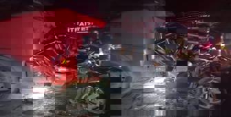 Bursa'da iki tırın arasında sıkışan otomobilin sürücüsü öldü