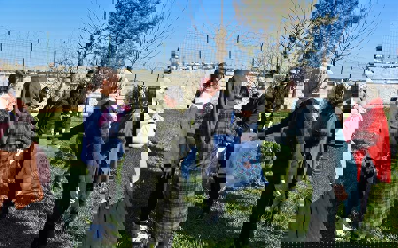 Bağlar Belediyesi, çocukların bedenlerini ısıtıyor, yüzlerini güldürüyor