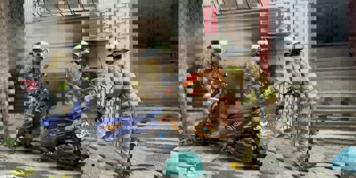 Beyoğlu'nda 3 katlı binanın bodrum katında çıkan yangın hasara neden oldu