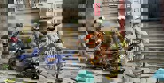 Beyoğlu'nda 3 katlı binanın bodrum katında çıkan yangın hasara neden oldu