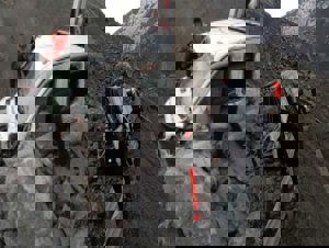 Heyelan yüzünden düşen kayaların çarptığı kamyonette yaralılar var