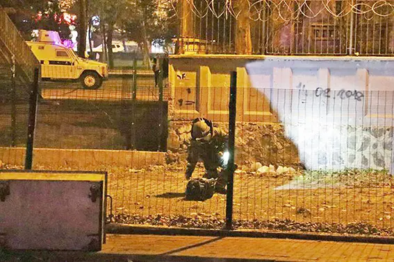 Diyarbakır'da tren rayına bırakılan çanta fünyeyle patlatıldı