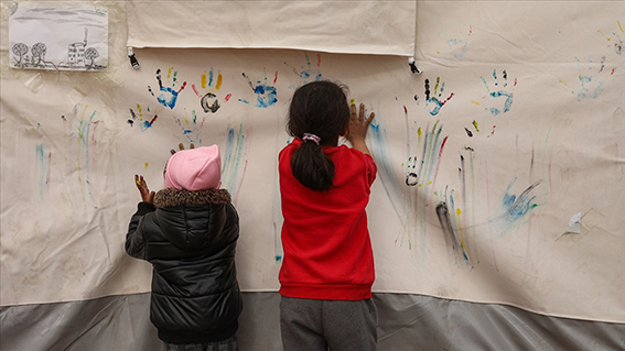 Akranlarıyla kolay atlatır