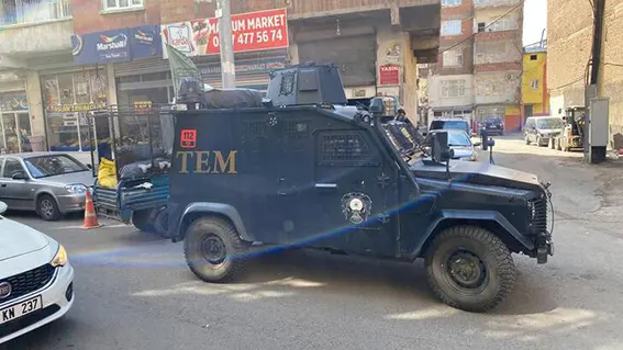 Polisi bıçakladı ayağından vuruldu