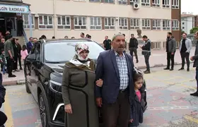 Oy kullanmaya geldiler, TOGG'u görünce cep telefonlarına sarıldılar