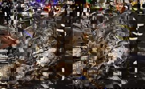 (Video) Elektrik direğine çarpan otomobil alev topuna döndü