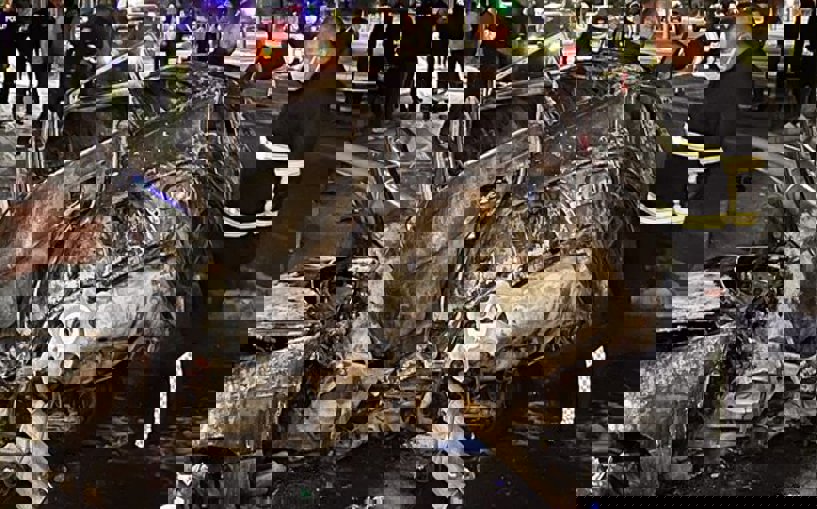 (Video) Elektrik direğine çarpan otomobil alev topuna döndü