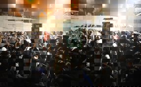 (Video) Irak'ta protestocular isveç büyükelçiliği binasını bastı