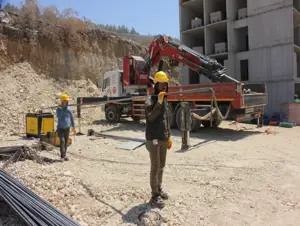 Depremzede inşaat ustaları Kilis'te afet konutlarının yapımında çalışıyor