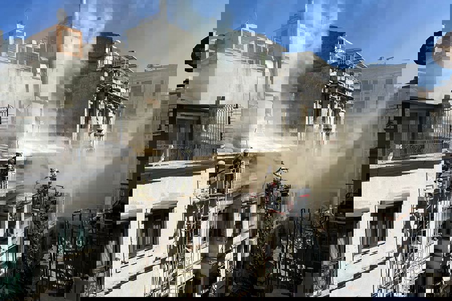 Beyoğlu'nda 4 katlı binanın çatısında çıkan yangın söndürüldü