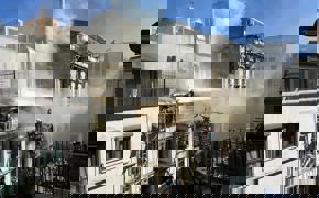 Beyoğlu'nda 4 katlı binanın çatısında çıkan yangın söndürüldü