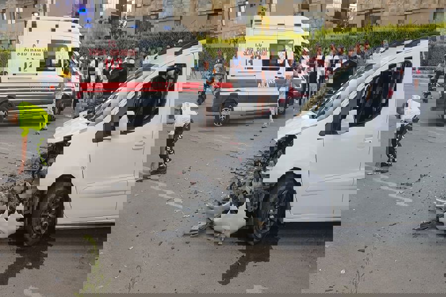 Bursa'da çarpışan hafif ticari araç ile otomobildeki 6 kişi yaralandı