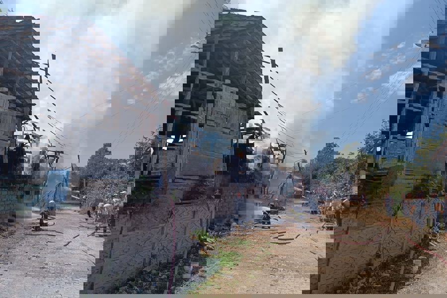 Düzce'deki yangında 4 samanlık, 1 ahır ve 2 araç zarar gördü