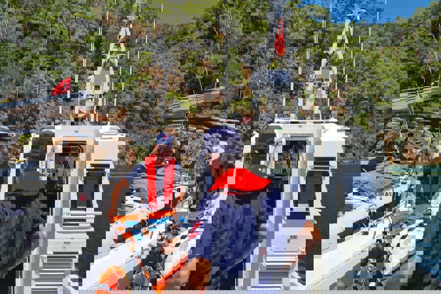 Fethiye açıklarındaki özel teknelerden 2 kişiye tıbbi tahliye