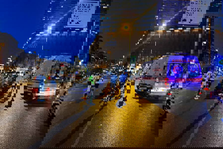 Şişli'de çelik bariyerlere çarpan otomobil takla attı