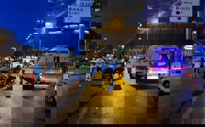 Şişli'de çelik bariyerlere çarpan otomobil takla attı