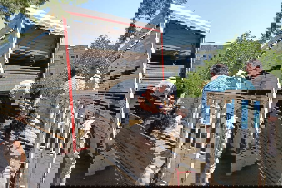 Adıyaman'da depremzede yetiştiricilerin telef olan hayvanlarının yerine bedelsiz hayvan dağıtılıyor