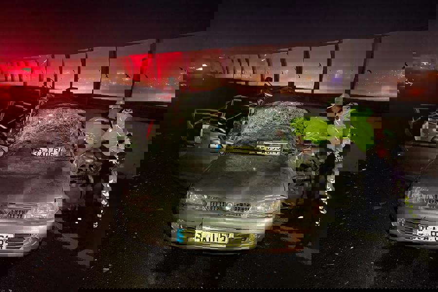 İzmir'de kamyonetin çarptığı otomobil sürücüsü öldü, 2 kişi yaralandı