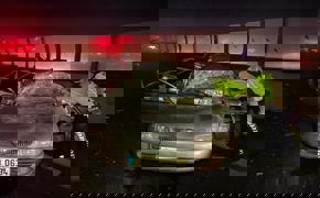 İzmir'de kamyonetin çarptığı otomobil sürücüsü öldü, 2 kişi yaralandı