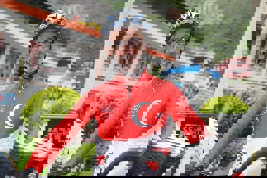 Şehitler anısına bisiklet yolculuğu yapan Kotluk, Eren Bülbül'ün annesine Türk bayrağı hediye etti