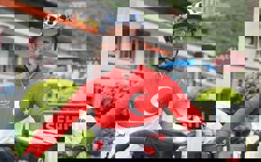 Şehitler anısına bisiklet yolculuğu yapan Kotluk, Eren Bülbül'ün annesine Türk bayrağı hediye etti