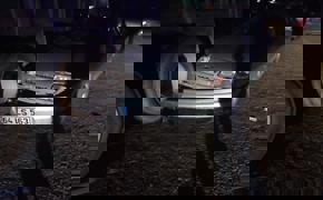 Uşak'ta otomobilin park halindeki kamyona çarpması sonucu 3 kişi yaralandı