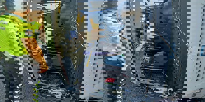 Kırklareli'nde hafif ticari araç ile minibüs çarpıştı, 3 kişi yaralandı