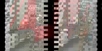 Evinin eşyalarını pencereden sokağa atan kişi gözaltına alındı