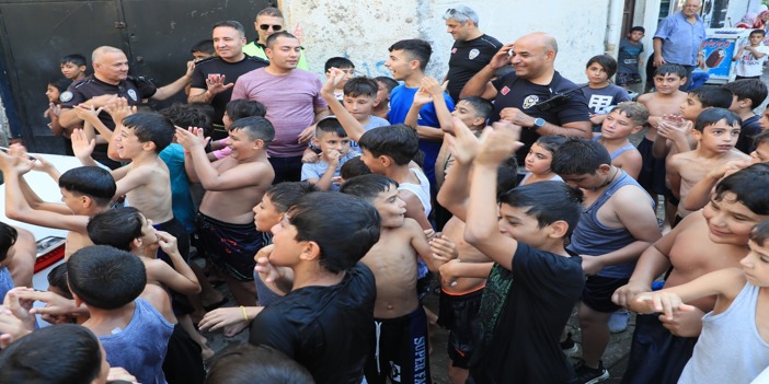 Diyarbakır'da polisten çocuklara dondurma ikramı