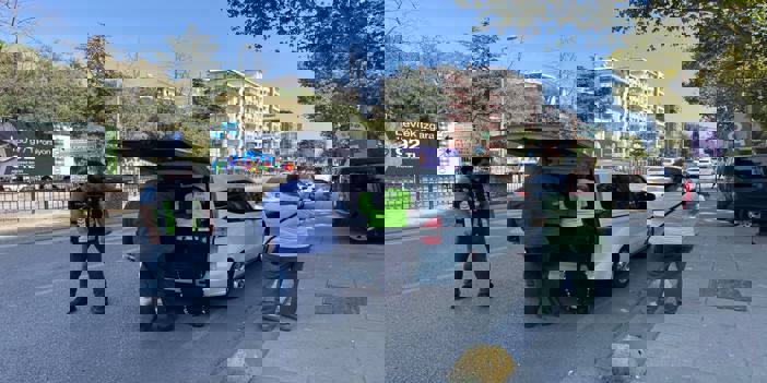 Kadıköy'de yayalara yol vermeyen sürücülere 15 bin 832 lira ceza kesildi