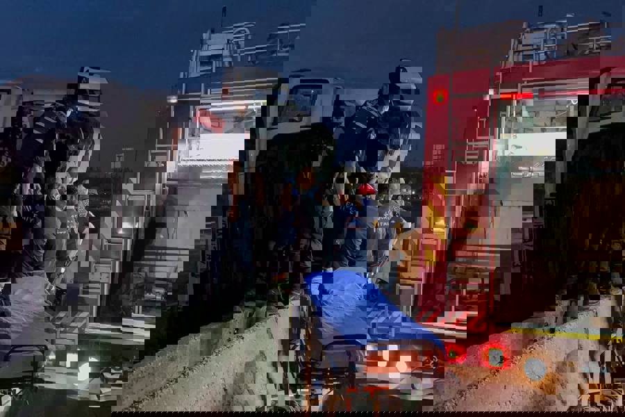 Kocaeli'de tır devrildi 2 kişi yaralandı