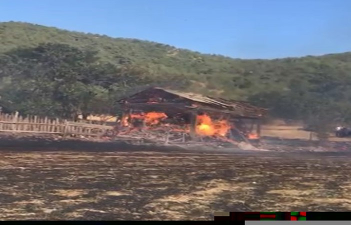 Kastamonu’da bir ev ve üç samanlık yangında küle döndü